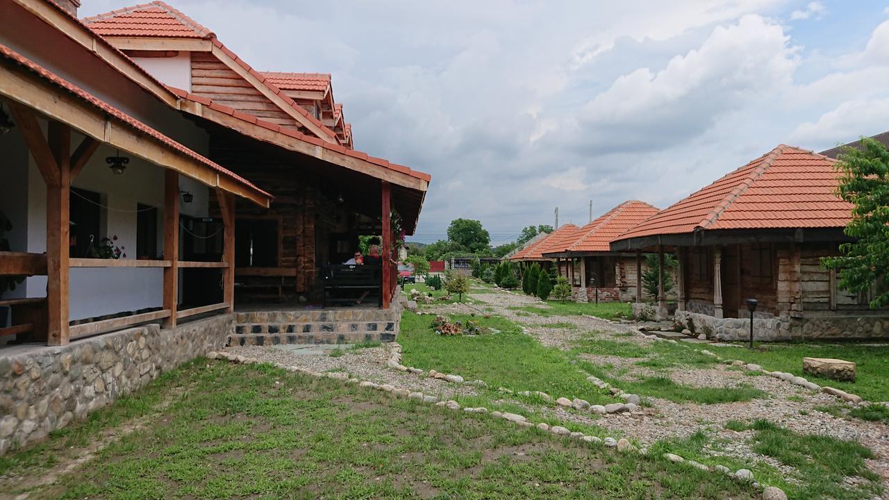 Lodge Satul Traditional *
